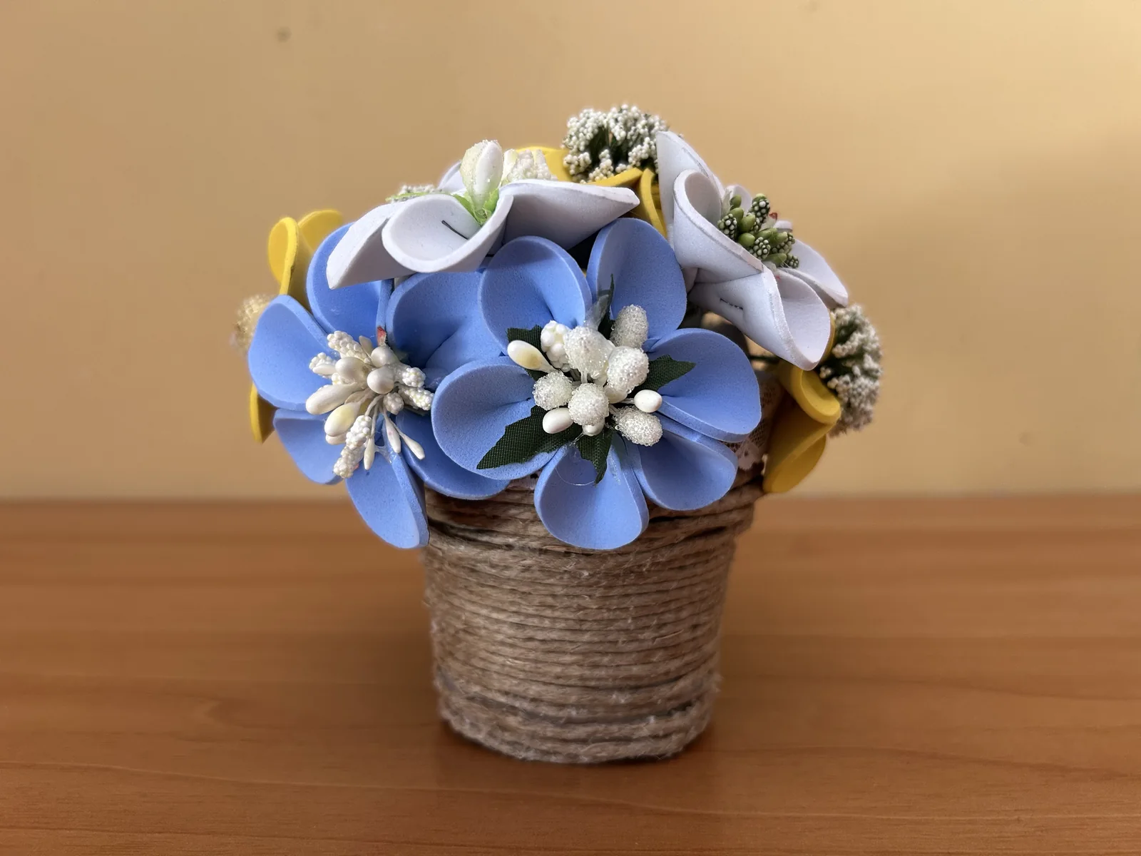 Bouquet artigianale nei toni dell'azzurro realizzato nel laboratorio del Centro Diurno Smile