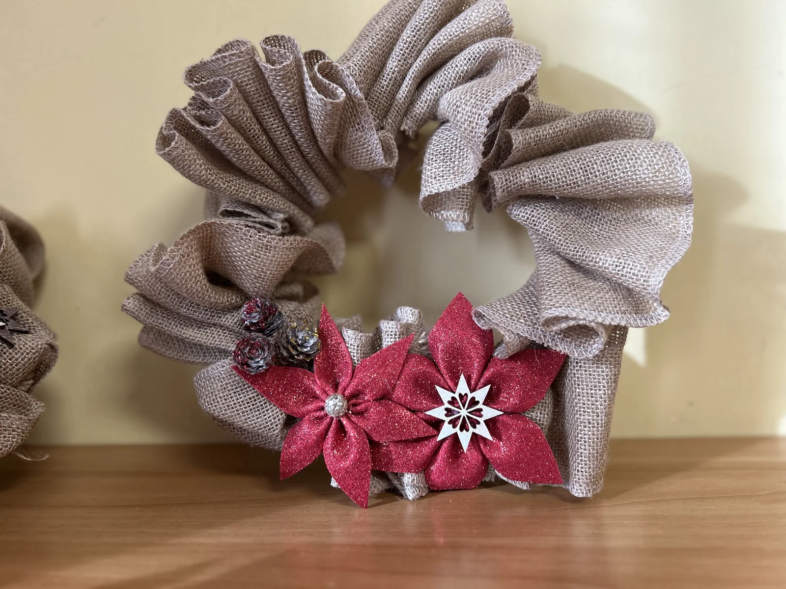 Ghirlanda con fiore rosso
