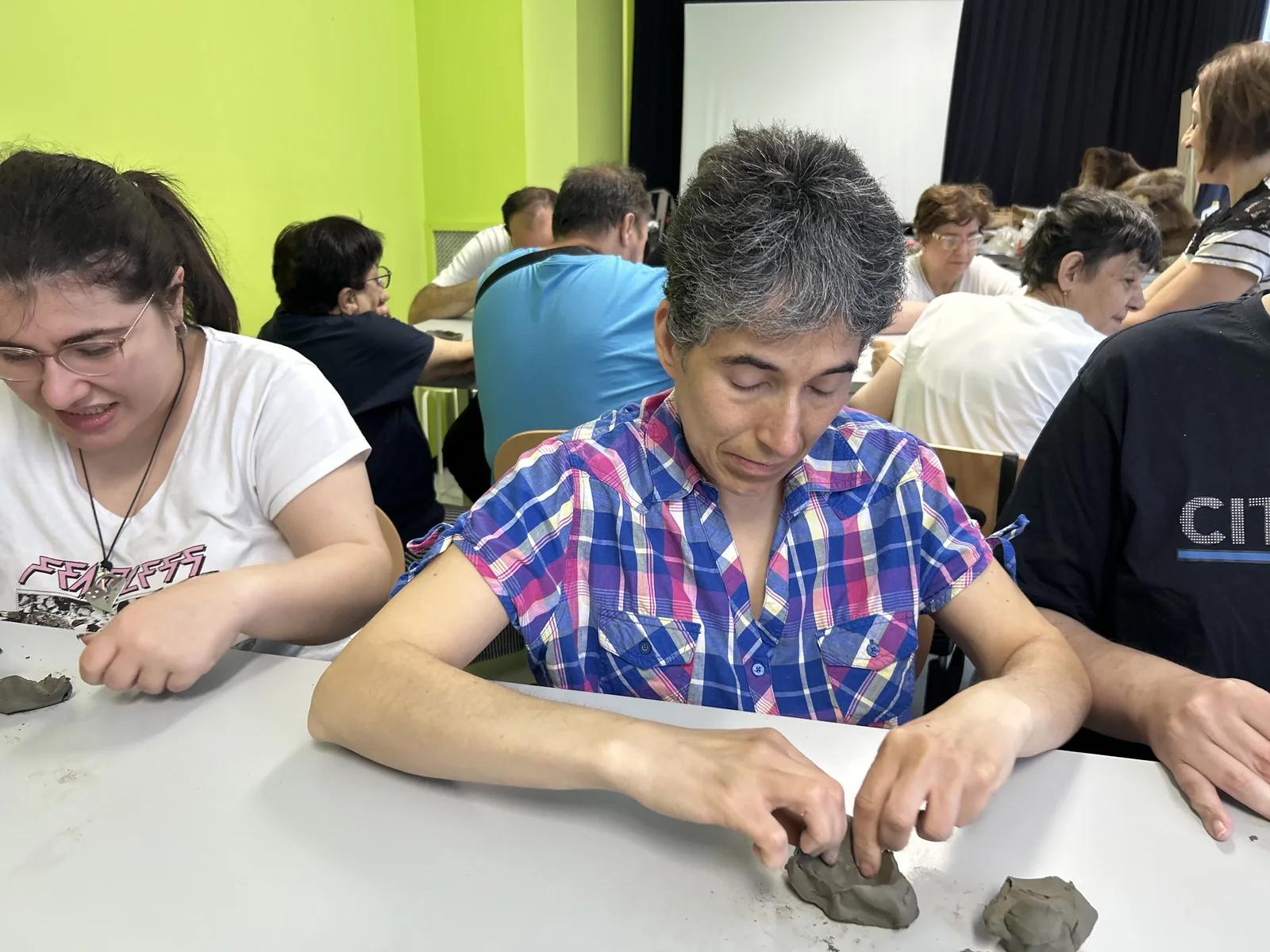 Lavorazione artigianale al tavolo nel laboratorio del Centro Diurno Smile