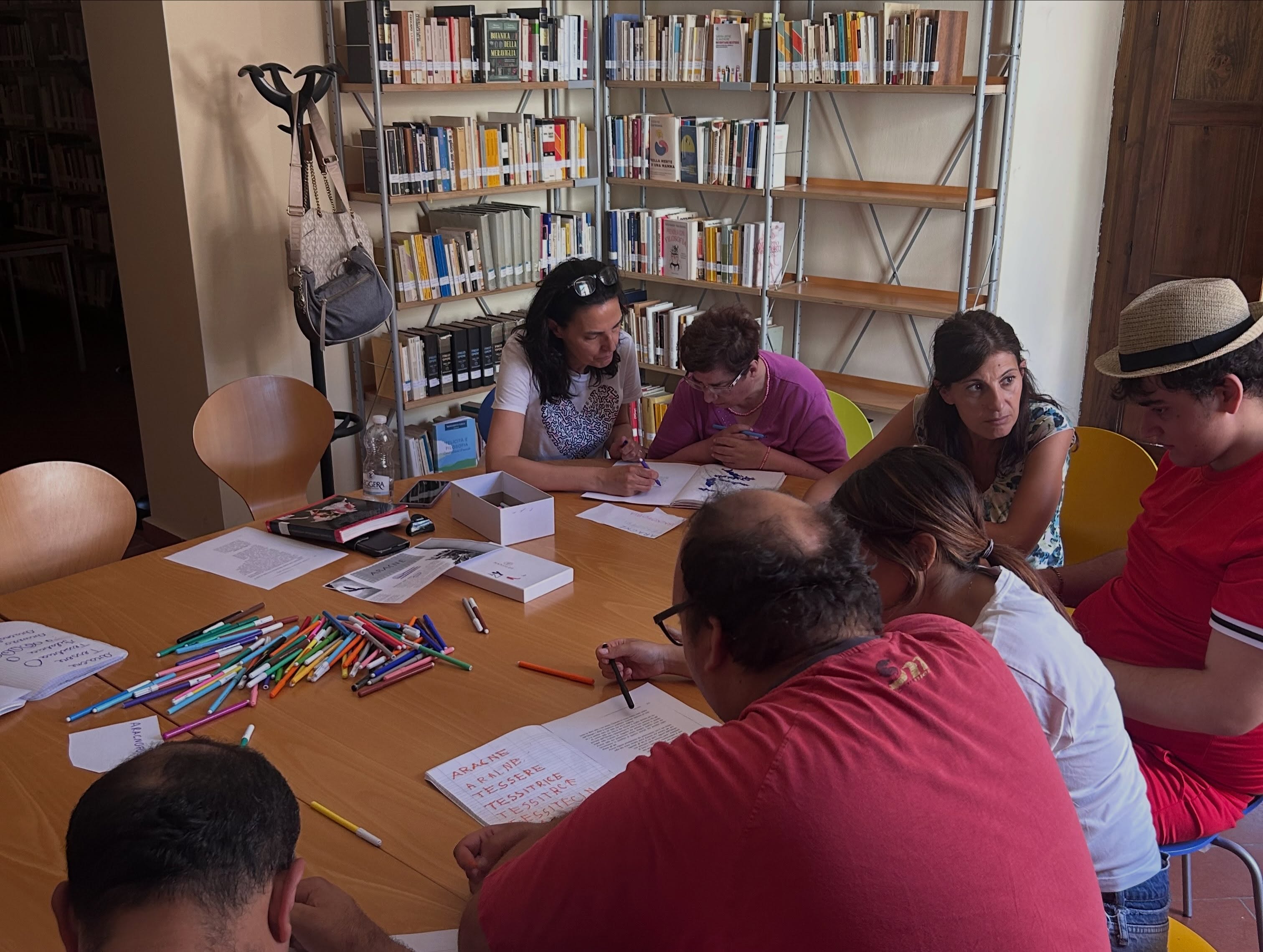 Persone e operatori durante un laboratorio nella biblioteca