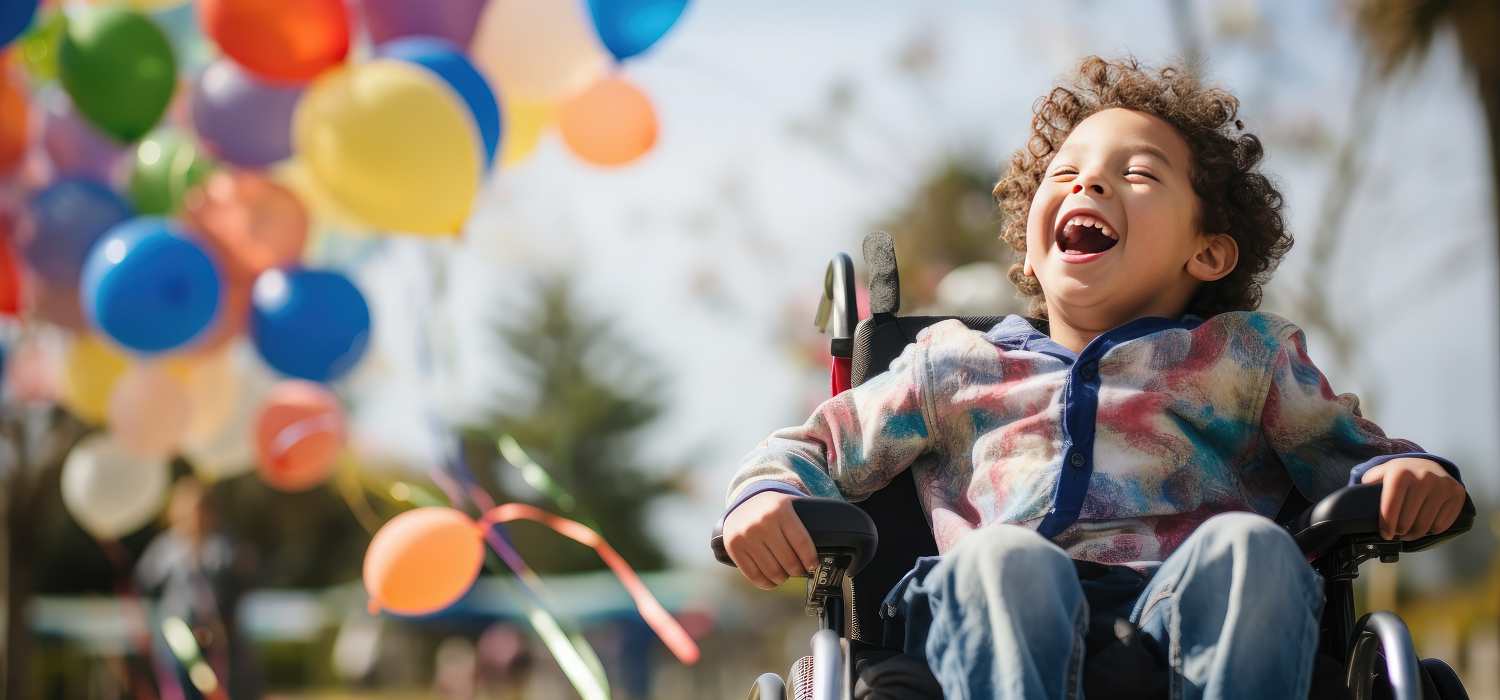 Bambino sorridente durante un'attività inclusiva