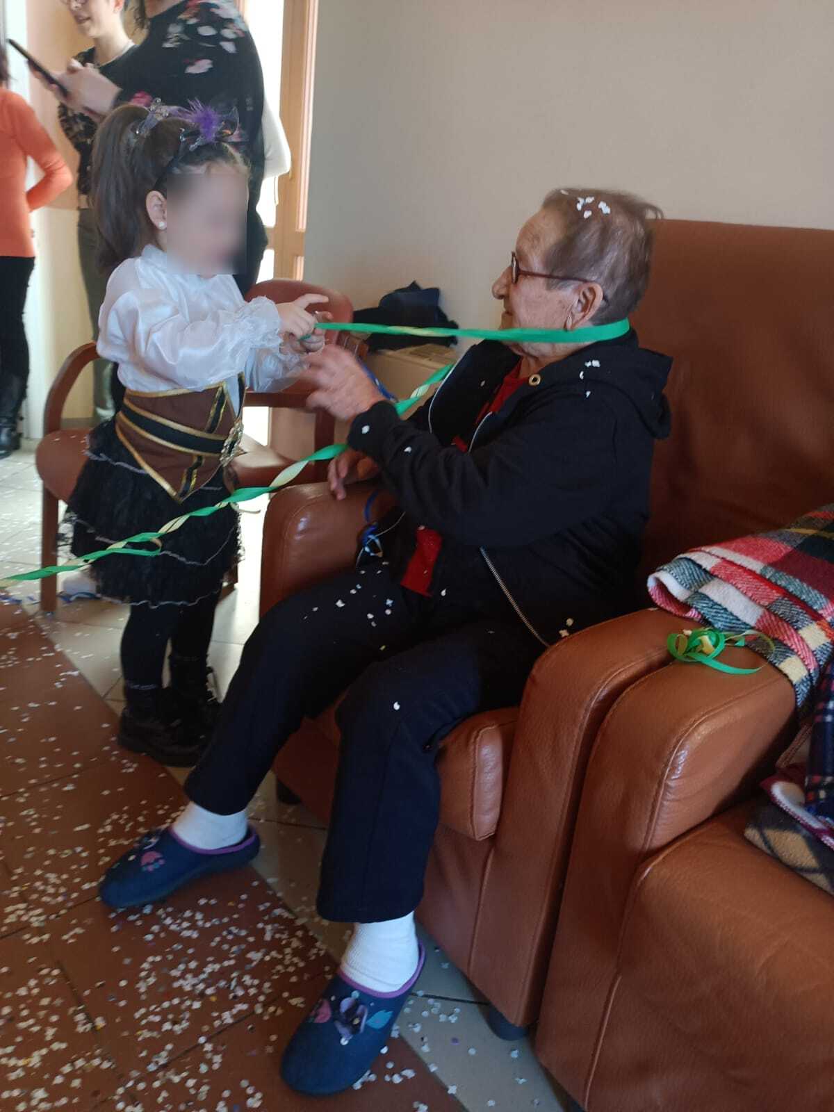 Ospiti e operatori durante un momento di festa