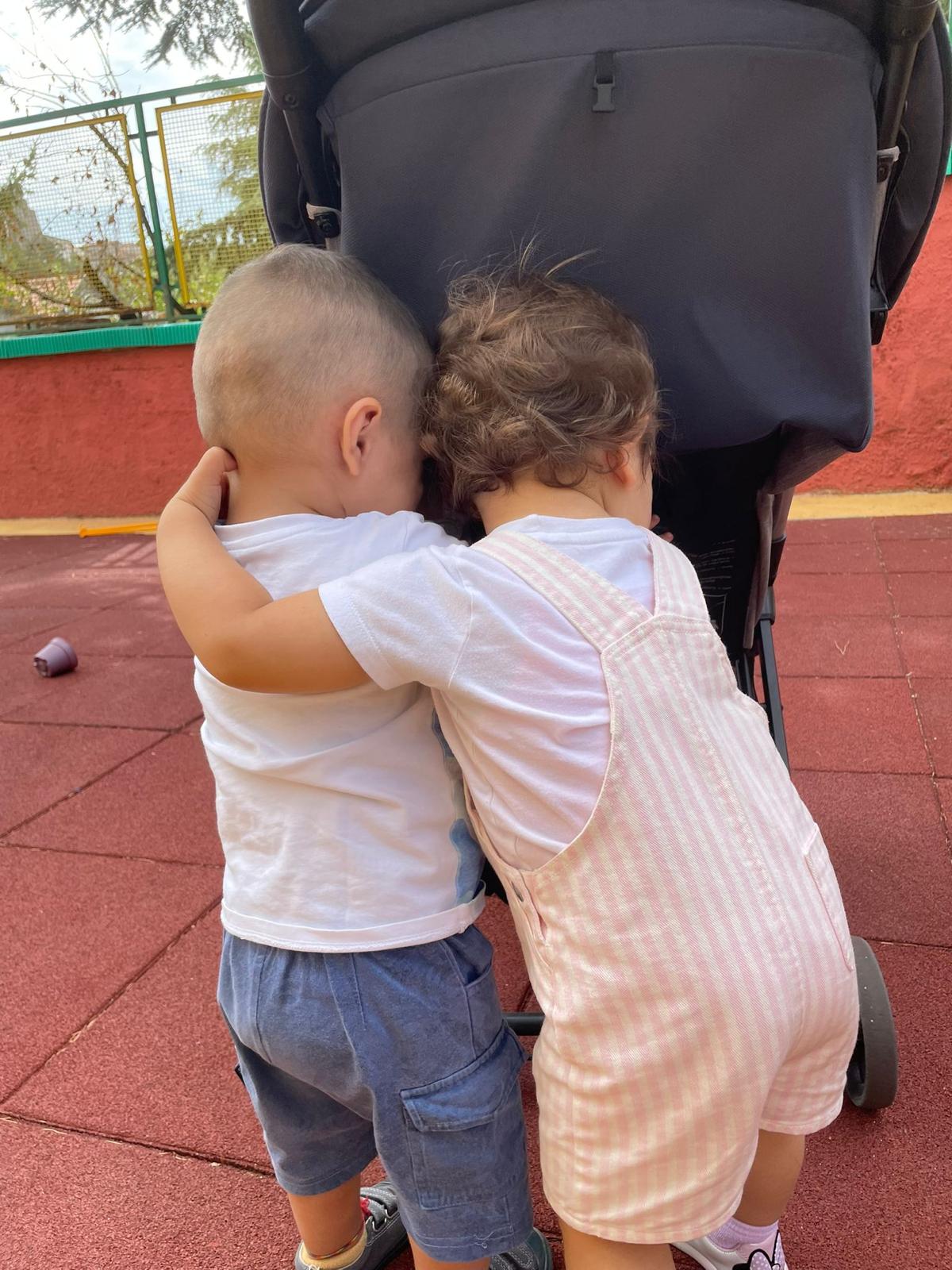 Due bambini abbracciati durante un momento di gioco