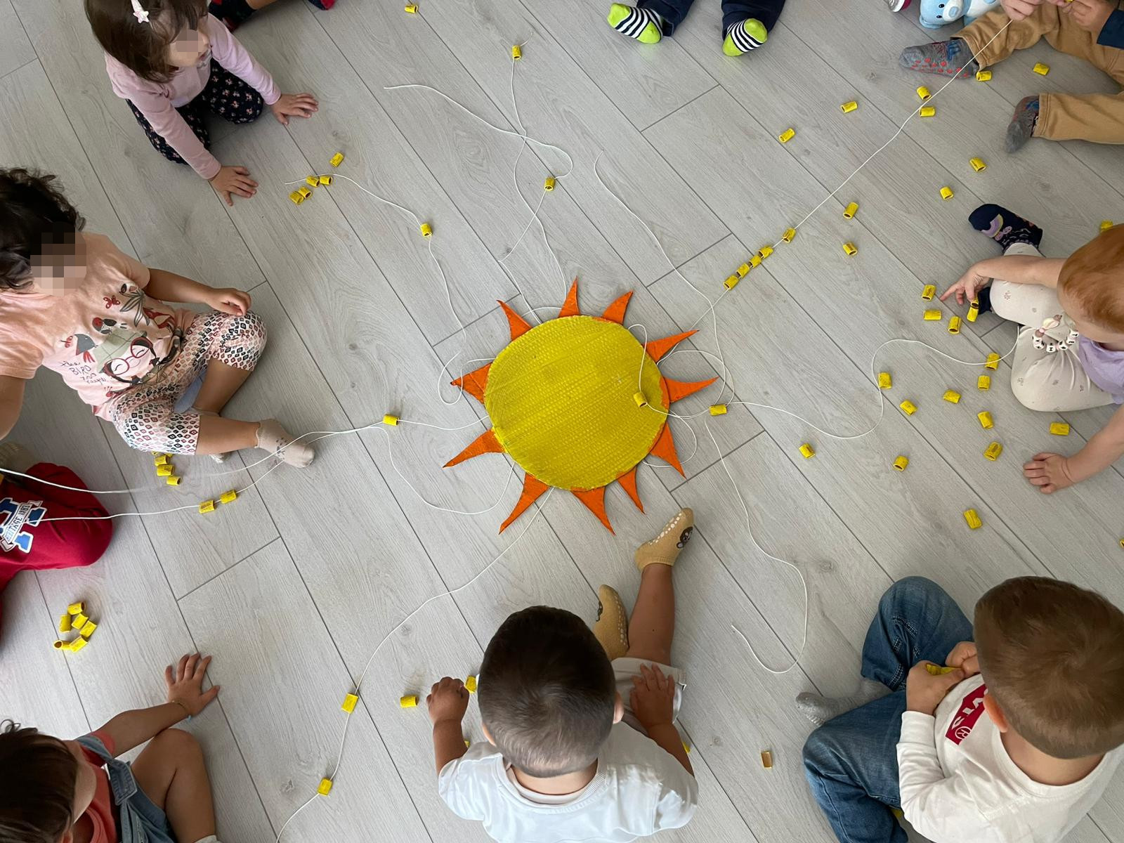 Bambini riuniti intorno a un'attività educativa