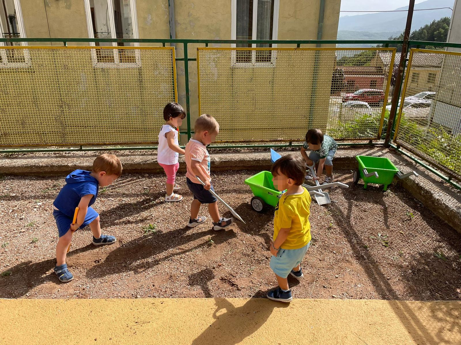 Bambini impegnati in un'attività all'aperto