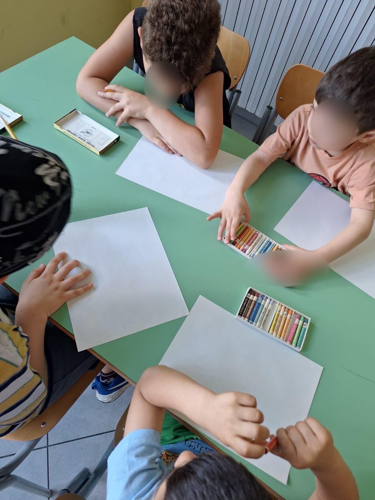 Bambini durante un laboratorio creativo