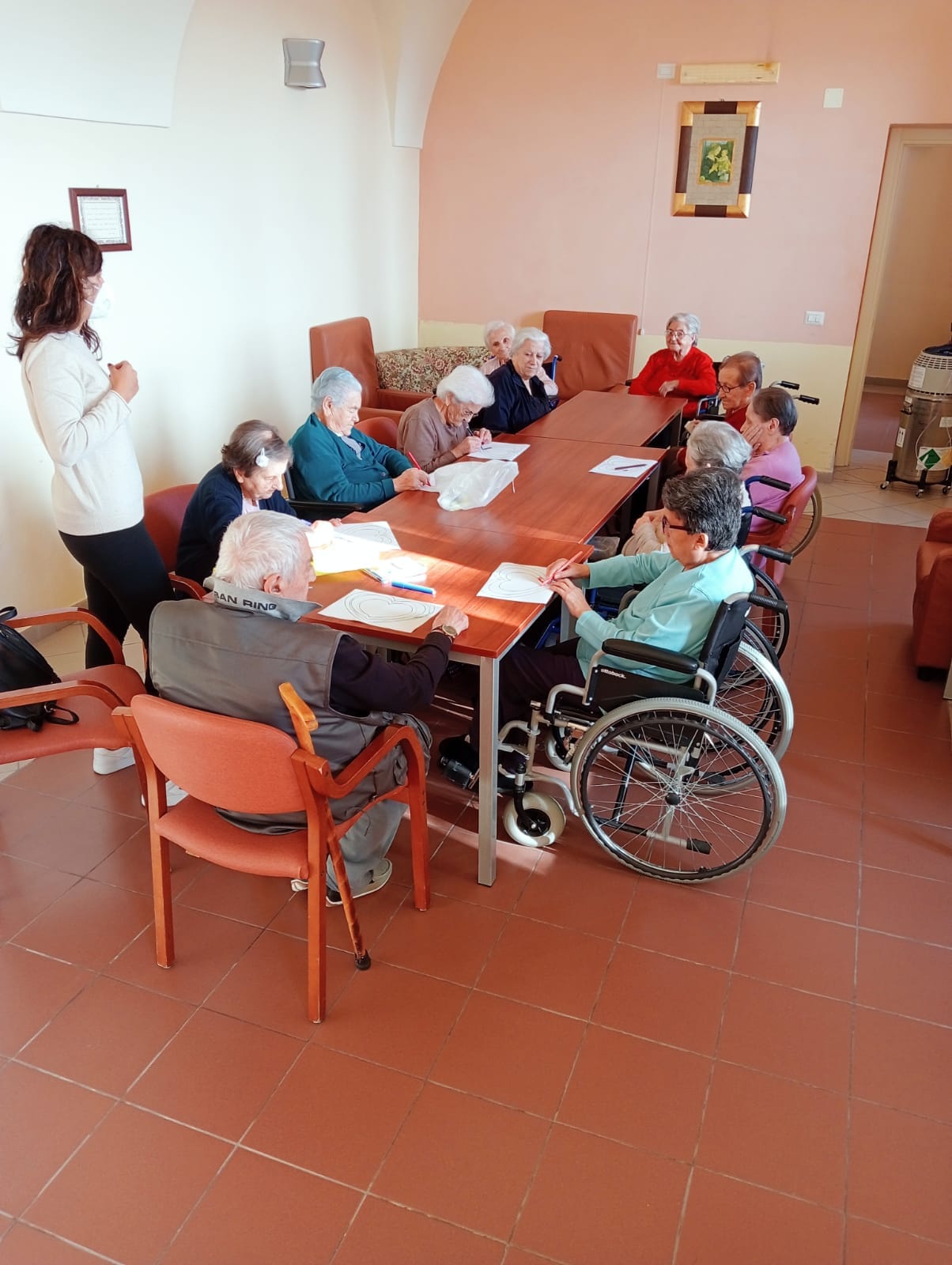 Ospiti e operatori durante un momento comunitario